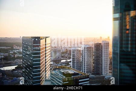 Blick auf die abendliche Stadt Moskau vom Hochhaus der Stadt Moskau. Stockfoto