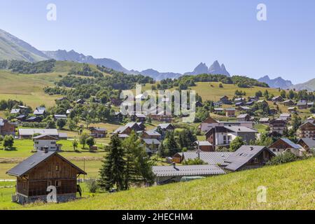 Frankreich, Savoie, Maurienne, Albiez-le-Vieux und im Hintergrund die Nadeln von Arves Stockfoto