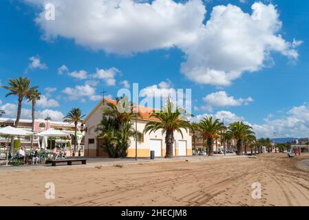 Playa de la Ermita, eine Bucht in Puerto de Mazarron, Region de Murcia, Costa Calida, Spanien. Mediterrane Meeresbucht. Kirche Ermita de Bahía. Café im Freien Stockfoto