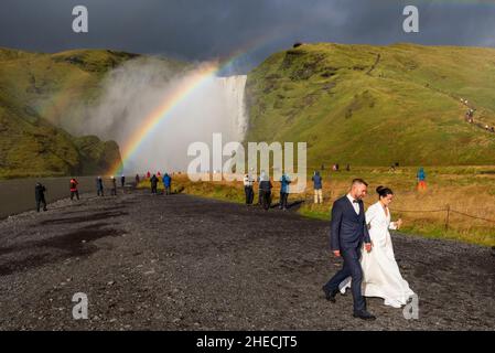 Island, Sudurland Region, Skogar, Touristen vor Skogafoss, Ehepaar Stockfoto