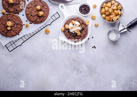 Riesige Schokolade Pfanne Cookies mit Eis Stockfoto