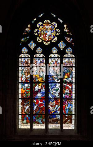 Frankreich, Loiret, Orleans, Ste Croix Kathedrale Buntglasfenster, die das Leben von Jeanne d'Arc illustrieren Stockfoto