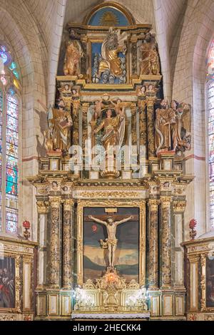 Frankreich, Pyrenees Atlantiques, Bearn, Monein, Saint Girons Kirche, Die größte gotische Kirche in Bearn, der Hauptaltar mit einem Altarbild aus dem 18th. Jahrhundert, Jean Cassou Werk geschmückt Stockfoto