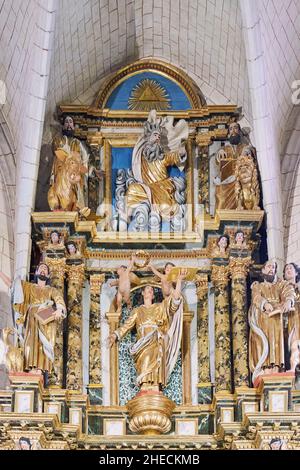 Frankreich, Pyrenees Atlantiques, Bearn, Monein, Saint Girons Kirche, Die größte gotische Kirche in Bearn, Statue des Heiligen Girons in der Mitte des Altarbildes Stockfoto