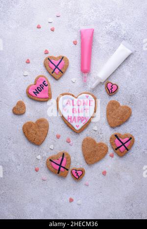 Anti-Valentinstag-Konzept. Cookies allein, aber glücklich. Stockfoto