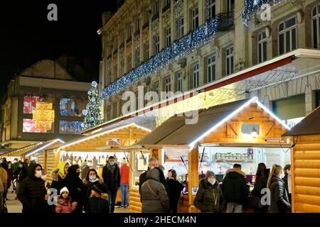 Frankreich, Cote d'Or, Dijon, UNESCO-Weltkulturerbe, Weihnachtsbeleuchtung, Weihnachtsmarkt in der Rue de la Liberte vor den Galerien Lafayette Stockfoto