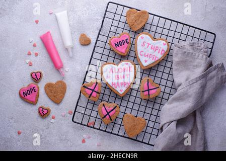 Anti-Valentinstag-Konzept. Cookies allein, aber glücklich. Stockfoto