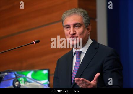 BUKAREST, RUMÄNIEN, 10. Januar 2022: Pakistans Außenminister Shah Mahmood Qureshi spricht während der Pressekonferenz in Bukarest. Stockfoto