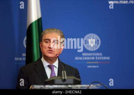 BUKAREST, RUMÄNIEN, 10. Januar 2022: Pakistans Außenminister Shah Mahmood Qureshi spricht während der Pressekonferenz in Bukarest. Stockfoto