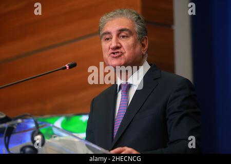 BUKAREST, RUMÄNIEN, 10. Januar 2022: Pakistans Außenminister Shah Mahmood Qureshi spricht während der Pressekonferenz in Bukarest. Stockfoto