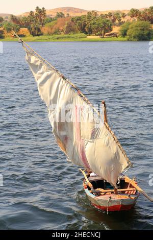 Ägypten, Oberägypten, Niltal, Umgebung von Assuan, Fischerboot, das auf dem Nil segelt Stockfoto