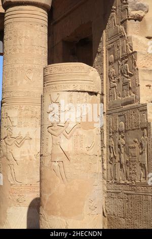 Ägypten, Oberägypten, Niltal, Kom Ombo, Tempel von Sobek und Haroeris, Säulen mit Hieroglyphen und Bas-Reliefs Stockfoto