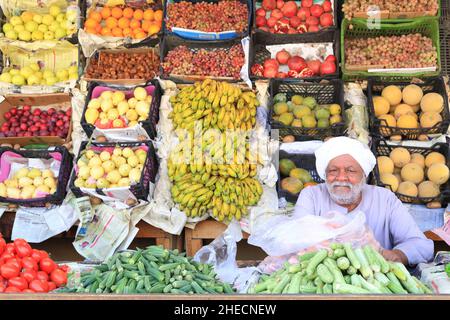 Ägypten, Oberägypten, Niltal, Kom Ombo, Markt, verkäufer von Obst (Bananen, Birnen, Mangos ...) und Gemüse (Zucchini, Tomes ...) auf seinem Stand Stockfoto