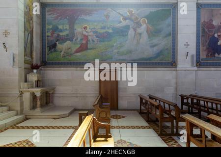 Frankreich, Vogesen, Domremy la Pucelle, Geburtsort von Jeanne d'Arc, Bois Chenu Basilica (erbaut zwischen 1881 und 1926), die von den Architekten Paul Sedille, Emile und Rene Demay im neoromanischen Stil auch als Heilige Jeanne d'Arc von der Basilika Domremy la Pucelle benannt wurde, Das Kirchenschiff mit den Gemälden an den Wänden, die das Leben der Heiligen Jeanne d'Arc des Malers Lionel Royer und den Chor im Hintergrund darstellen Stockfoto