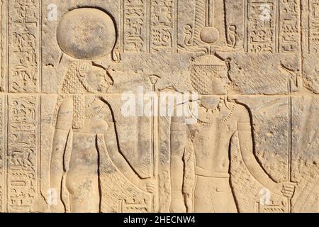 Ägypten, Oberägypten, Nubien, Niltal, Assuan, Insel Agilka, Tempel der Philae, UNESCO-Weltkulturerbe, Flachrelief der Göttin Sekhmet (links) Stockfoto