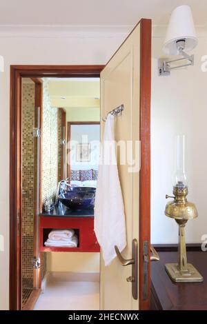 Ägypten, Oberägypten, Niltal, Dahabieh Luxor Kreuzfahrt zwischen Esna und Assuan, privates Badezimmer in einer Kabine Stockfoto