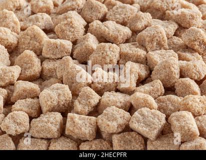 Würfel von braunem Rohrzucker Hintergrund Stockfoto