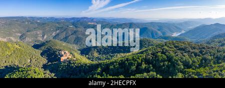 Frankreich, Var, Massif des Maures, Collobrieres, Kloster Notre Dame de Clemence de La Verne oder Chartreuse de la Verne und der See Verne (Luftaufnahme) Stockfoto