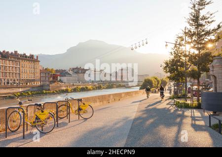 Frankreich, Isere, Grenoble, Blick über die Stadt und die Ufer des Flusses Isere, mit dem Vercors-Massiv im Hintergrund Stockfoto