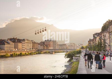 Frankreich, Isere, Grenoble, Blick über die Stadt und die Ufer des Flusses Isere, mit dem Vercors-Massiv im Hintergrund Stockfoto