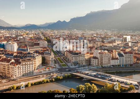 Frankreich, Isere, Grenoble, Blick über die Stadt und die Ufer des Flusses Isere, mit dem Vercors-Massiv im Hintergrund Stockfoto