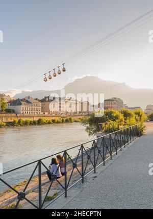 Frankreich, Isere, Grenoble, Blick über die Stadt und die Ufer des Flusses Isere, mit dem Vercors-Massiv im Hintergrund Stockfoto