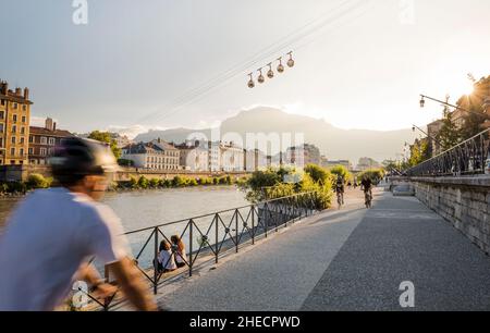 Frankreich, Isere, Grenoble, Blick über die Stadt und die Ufer des Flusses Isere, mit dem Vercors-Massiv im Hintergrund Stockfoto