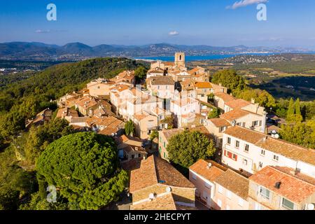 Frankreich, Var, Golf von Saint Tropez, Gassin, beschriftet Les Plus Beaux Villages de France (die schönsten Dörfer Frankreichs), allgemeine Ansicht des Vil Stockfoto