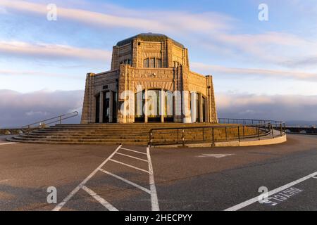 Vista House (1917) am Crown Point mit Blick auf die Columbia River Gorge, Oregon, USA. Stockfoto