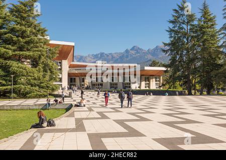 Frankreich, Isere, Saint-Martin-d'Heres, dem Campus der Universität Grenoble Alpes, der Library of Science und Belledonne Sortiment im Hintergrund Stockfoto