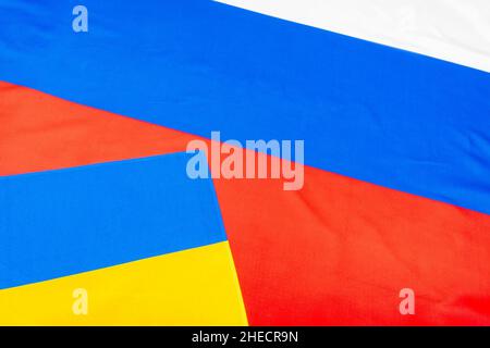 Russische und ukrainische Polyester-Flaggen für Ukraine-Russland-Krise, russische Invasion, Kriegsspannungen in der Ukraine. Stockfoto