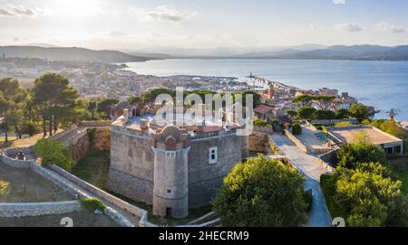 Frankreich, Var, Saint Tropez, Zitadelle von Saint Tropez und der Golf von Saint Tropez (Luftaufnahme) // Frankreich, Var (83), Saint-Tropez, Citadelle de Saint-Trope Stockfoto