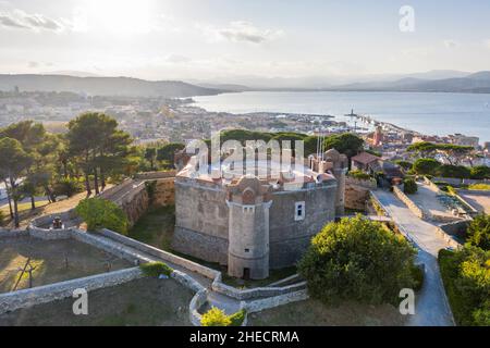 Frankreich, Var, Saint Tropez, Zitadelle von Saint Tropez und der Golf von Saint Tropez (Luftaufnahme) // Frankreich, Var (83), Saint-Tropez, Citadelle de Saint-Trope Stockfoto