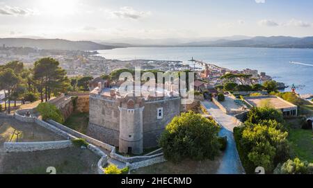 Frankreich, Var, Saint Tropez, Zitadelle von Saint Tropez und der Golf von Saint Tropez (Luftaufnahme) // Frankreich, Var (83), Saint-Tropez, Citadelle de Saint-Trope Stockfoto