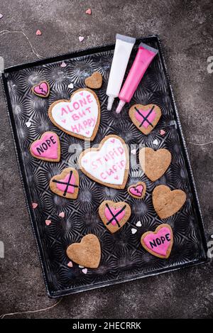 Anti-Valentinstag-Konzept. Cookies allein, aber glücklich. Stockfoto