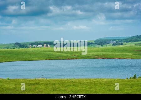 Frankreich, Aveyron, regionaler Naturpark Aubrac, Saint-Chely-d'Aubrac, See Moines und Weiler Aubrac im Hintergrund Stockfoto