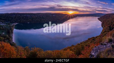 Frankreich, Jura, Fontenu, Chalain See bei Sonnenuntergang von Fontenu belvedere in Panoramablick Stockfoto