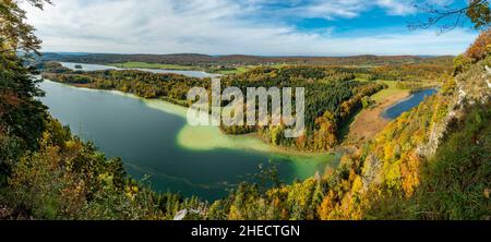 Frankreich, Jura, Jura-Massiv, regionaler Naturpark Le Frasnois, Panoramablick vom belvedere auf die 4 Seen, auf die Seen Petit und Grand Maclu, Ilay und Narlay Stockfoto