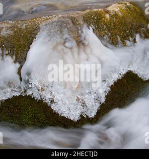 Frankreich, die Natur nimmt manchmal sehr merkwürdige Formen an, die Pareidolie genannt werden, eine Eisformation auf einem Bach in der Nähe von Areches, stellt einen bärtigen Kopf dar, der den Strom bewacht Stockfoto