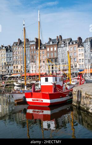 Frankreich, Calvados (14), Pays d'Auge, Honfleur, der Alte Hafen am Kai von Saint-Catherine, Stockfoto