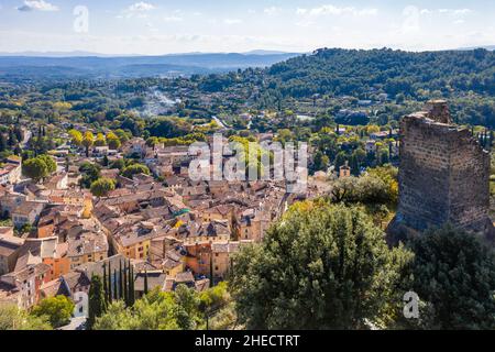 Frankreich, Var, Cotignac, das Dorf und einer der beiden Türme Überreste der Feudalburg (Luftaufnahme) // Frankreich, Var (83), Cotignac, Village et une Stockfoto