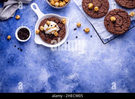 Riesige Schokolade Pfanne Cookies mit Eis Stockfoto