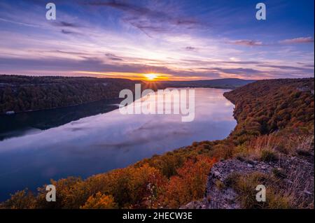 Frankreich, Jura, Fontenu, Chalain See bei Sonnenuntergang von Fontenu belvedere Stockfoto