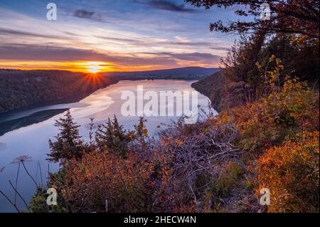 Frankreich, Jura, Fontenu, Chalain See bei Sonnenuntergang von Fontenu belvedere Stockfoto