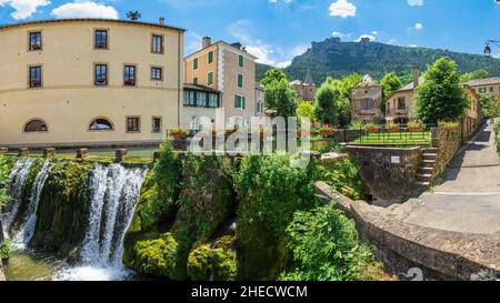 Frankreich, Lozere, Florac-Trois-Rivieres, kleine Stadt am Stevenson Trail oder GR 70, fließt der Fluss Vibro durch die Stadt Stockfoto