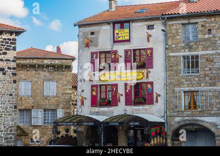 Frankreich, Haute-Loire, Pradelles, beschriftet Les Plus Beaux Villages de France (die schönsten Dörfer Frankreichs), Dorf auf dem Stevenson Trail oder GR 70, Place de la Halle Stockfoto