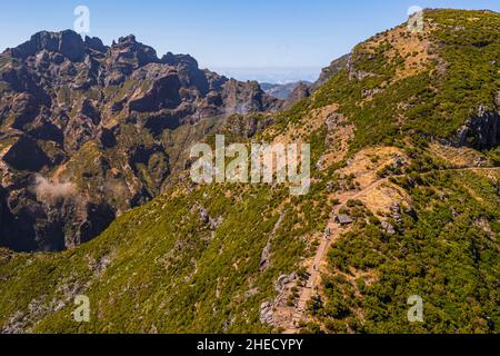 Portugal, Madeira Island, Vereda do Areeiro Wanderung zwischen Pico Ruivo (1862m) und Pico Arieiro (1817m), dem Pfad, der von Achada do Teixeira aus ansteigt, dem Pico das Torres links und dem Pico Ruivo rechts (Luftaufnahme) Stockfoto