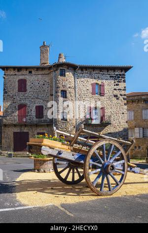 Frankreich, Haute-Loire, Pradelles, beschriftet Les Plus Beaux Villages de France (die schönsten Dörfer Frankreichs), Dorf auf dem Stevenson Trail oder GR 70, Place de la Halle Stockfoto