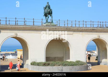 Belgien, Westflandern, Ostende, königliche Galerien, Reiterstatue von König Leopold II. (1931) des Künstlers Alfred Courtens mit der Nordsee im Hintergrund Stockfoto