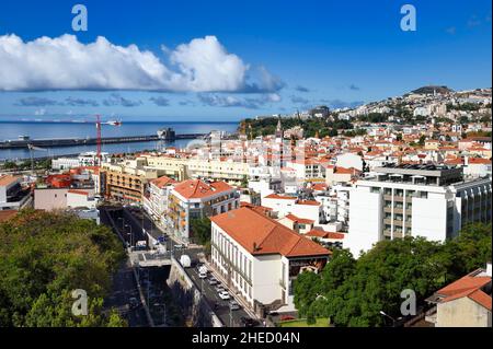 Portugal, Madeira Island, Funchal, die Seilbahn, die das historische Viertel der Unterstadt mit dem Hafen im Hintergrund verbindet Stockfoto